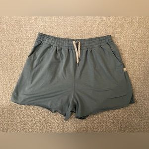 Vuori women’s boyfriend shorts size L